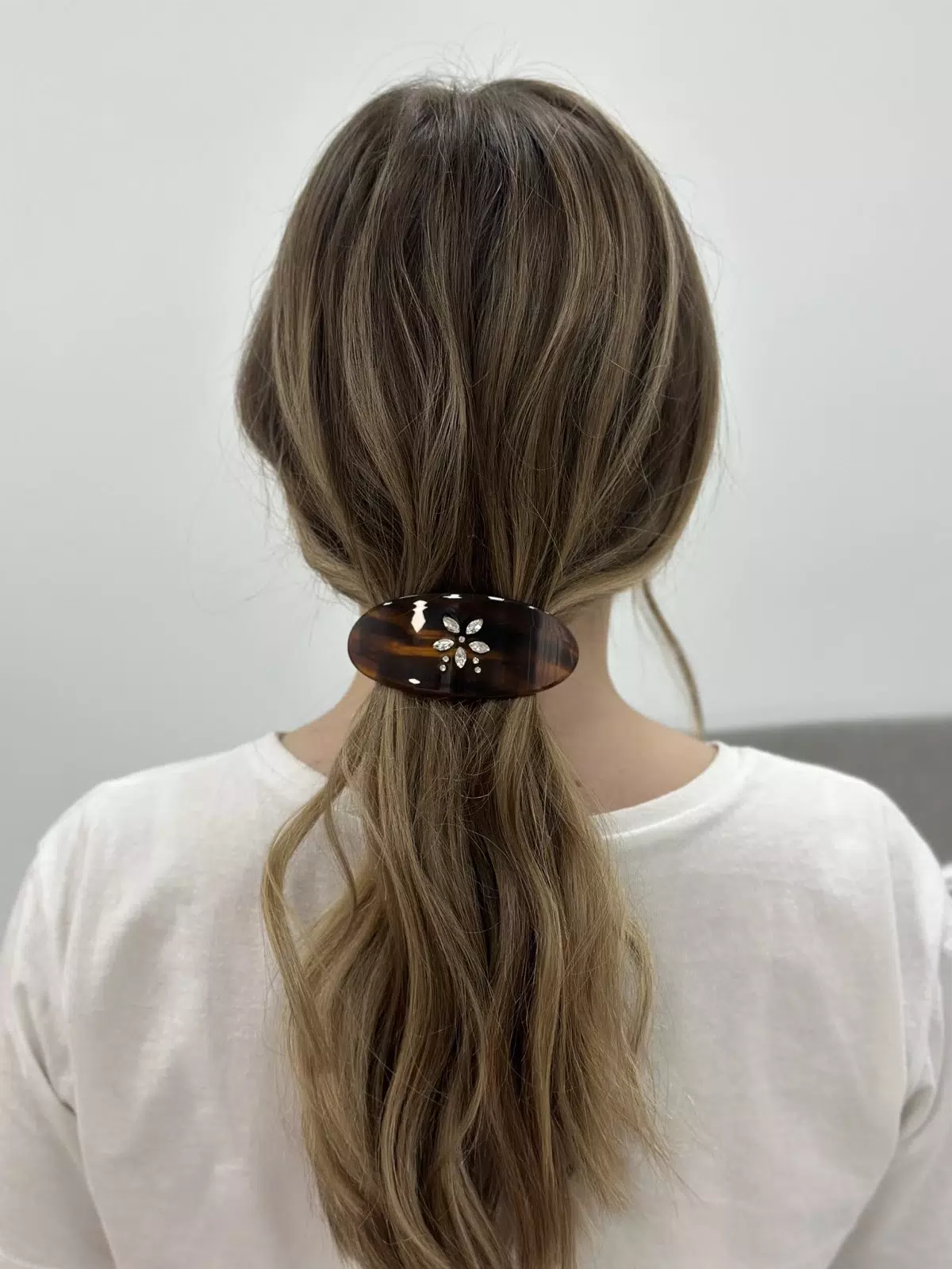 Заколка для волос Ponytail Barrette in Tortoise Gardenia «Tortoise Gardenia» Emi Jay 1 шт — фото №2