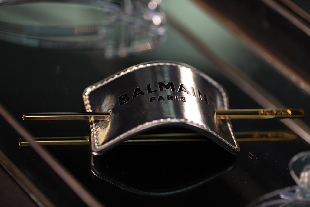 Заколка-зажим серебряная кожаная Balmain Hair Barrette Silver FW19 1 шт — фото №2